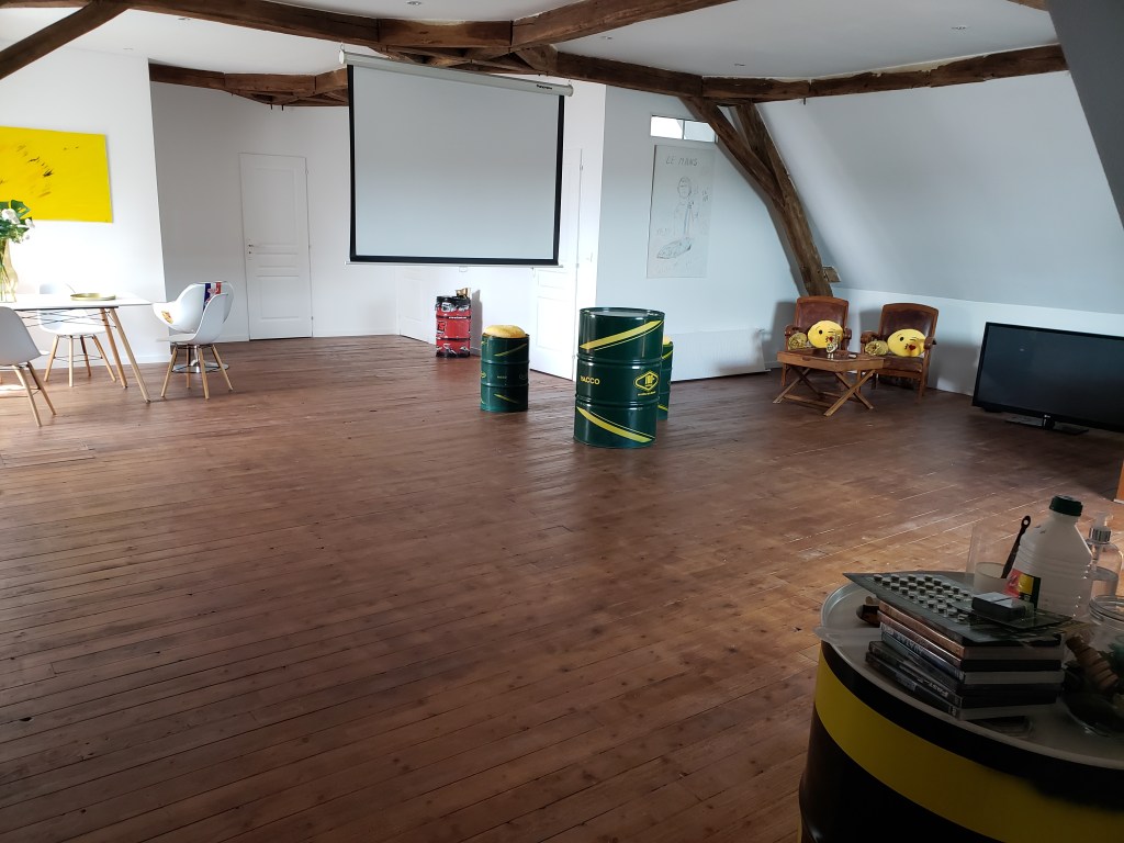 Salle modulable de 80 m² avec rétroprojecteur – jusqu’à 15 personnes – KVS Concept Écommoy