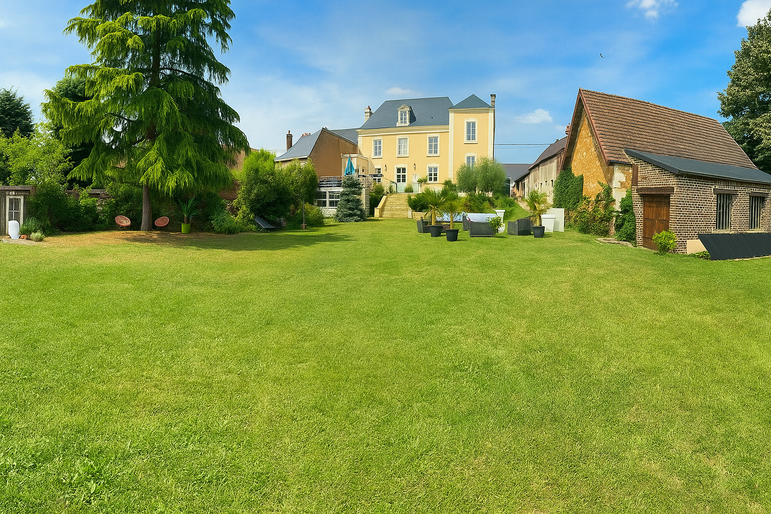 Grand parc arboré de 2 400 m² du KVS Concept à Écommoy, espace extérieur verdoyant mis à disposition des hôtes