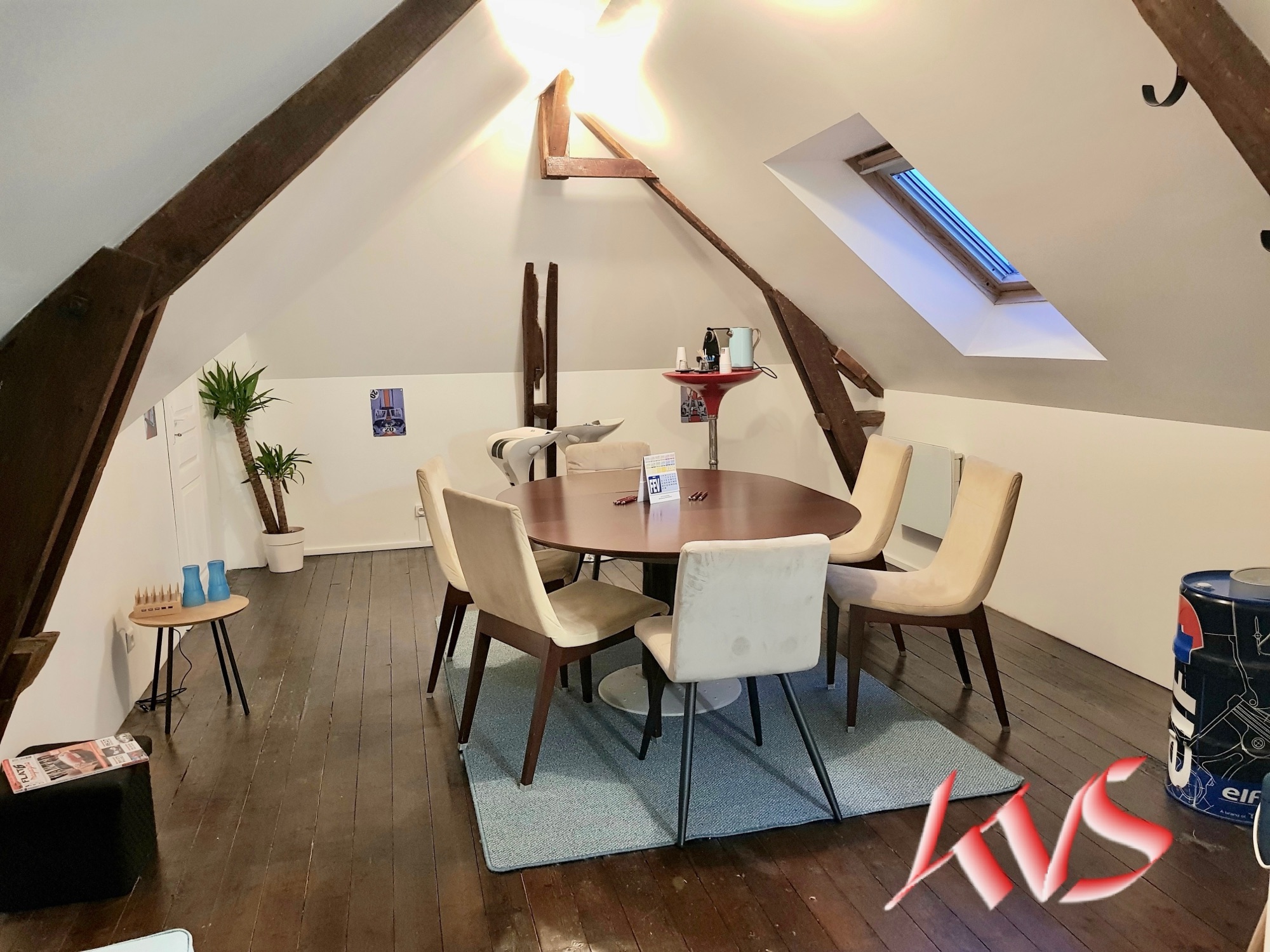 Salle de réunion 20 m² à Écommoy – idéale pour 5 à 7 participants – KVS Concept