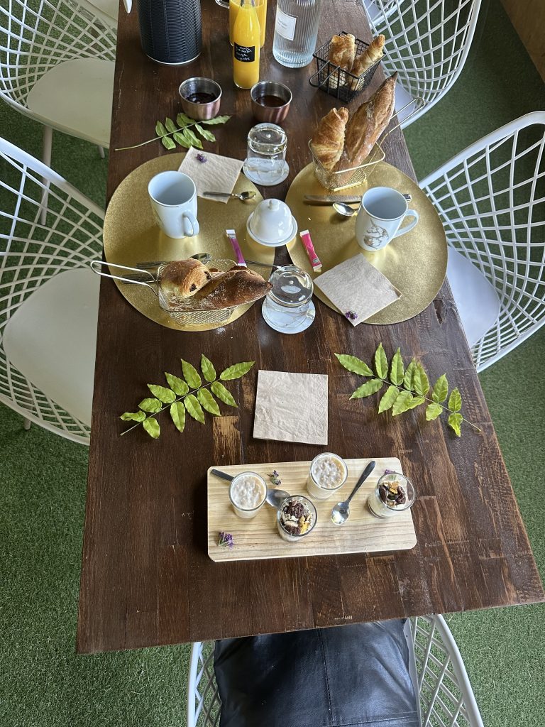 Buffet petit déjeuner dans nos chambres d'hôtes KVS Concept