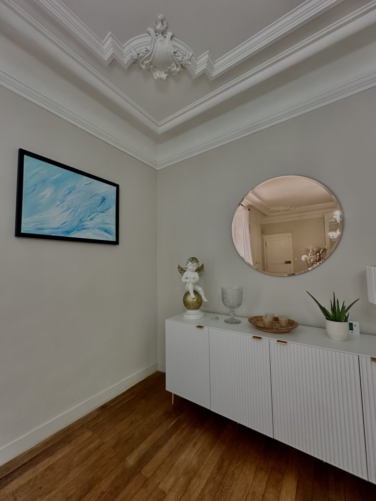 Mise en situation d’une toile acrylique bleu et blanc « Le Souffle calme » de Karine Vialenc accrochée dans un salon