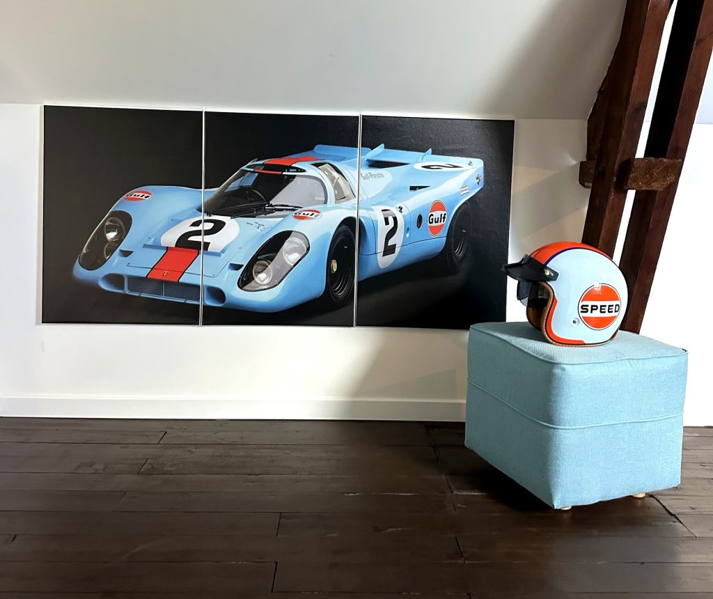 Chambre à thème 24 Heures du Mans avec affiche Porsche 917 Gulf et casque vintage - Hébergement KVS Concept