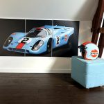 Chambre à thème 24 Heures du Mans avec affiche Porsche 917 Gulf et casque vintage - Hébergement KVS Concept