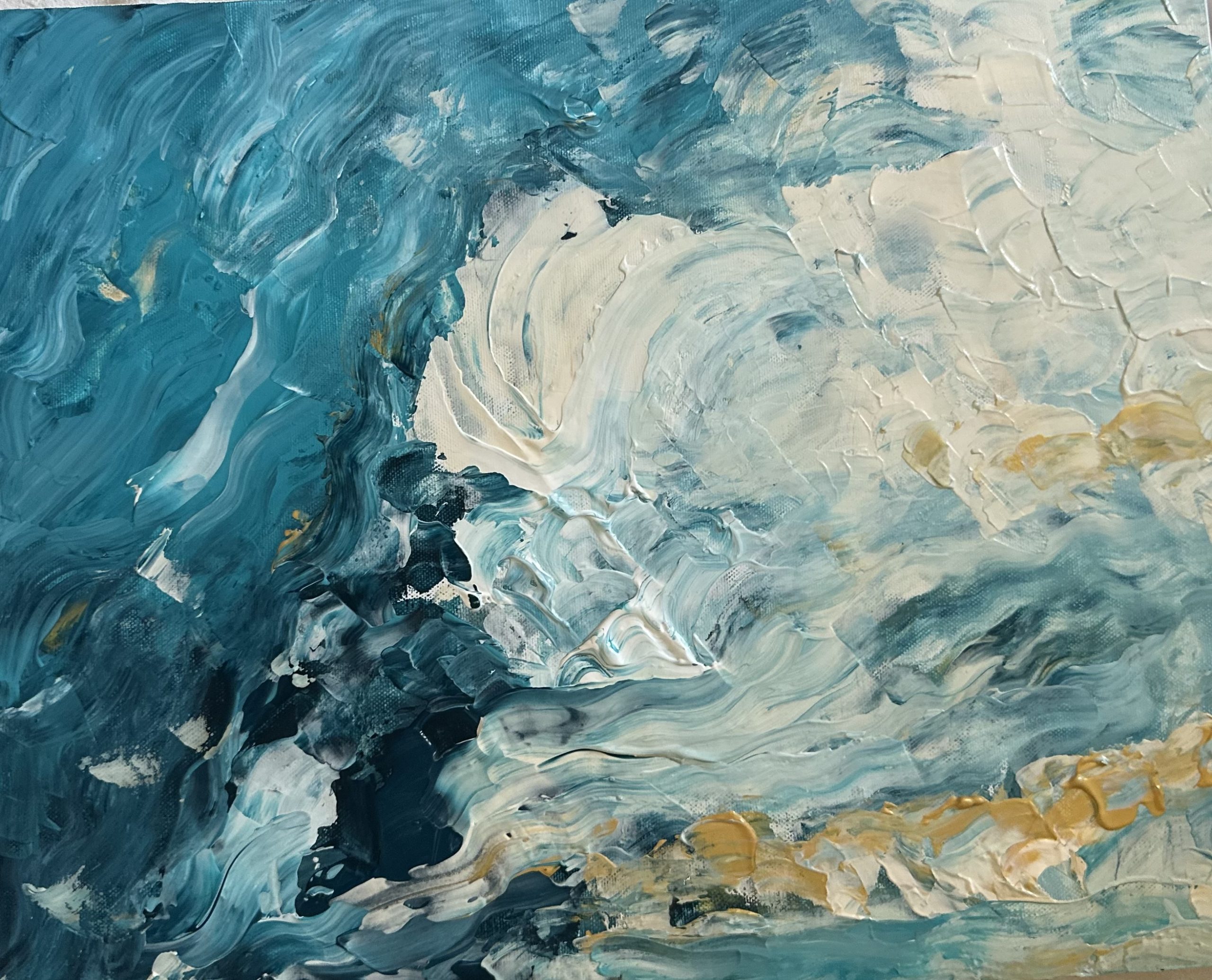 Détail de la matière d'un tableau abstrait en acrylique bleu, blanc et or, coups de spatule épais, par Karine Vialenc à Écommoy