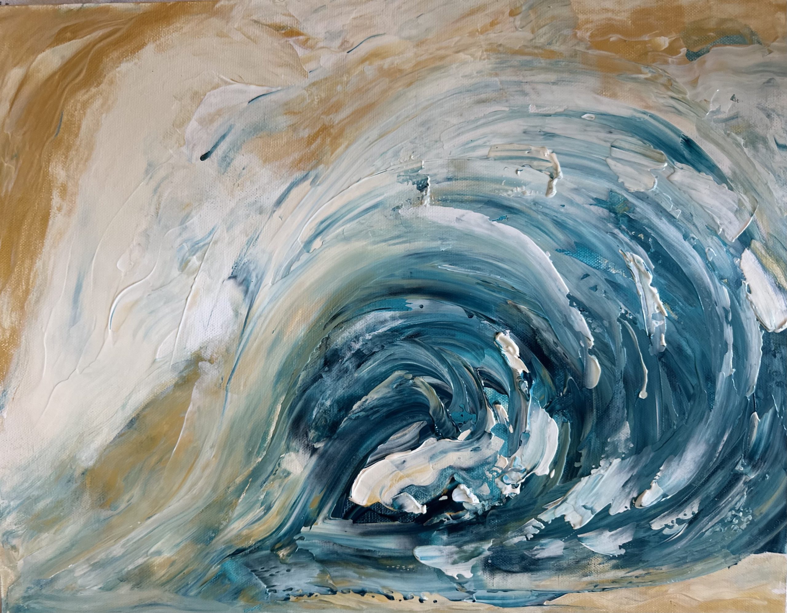 Tableau abstrait en acrylique représentant une vague bleue et dorée, peinte à la spatule en relief, par Karine Vialenc, artiste peintre à Écommoy