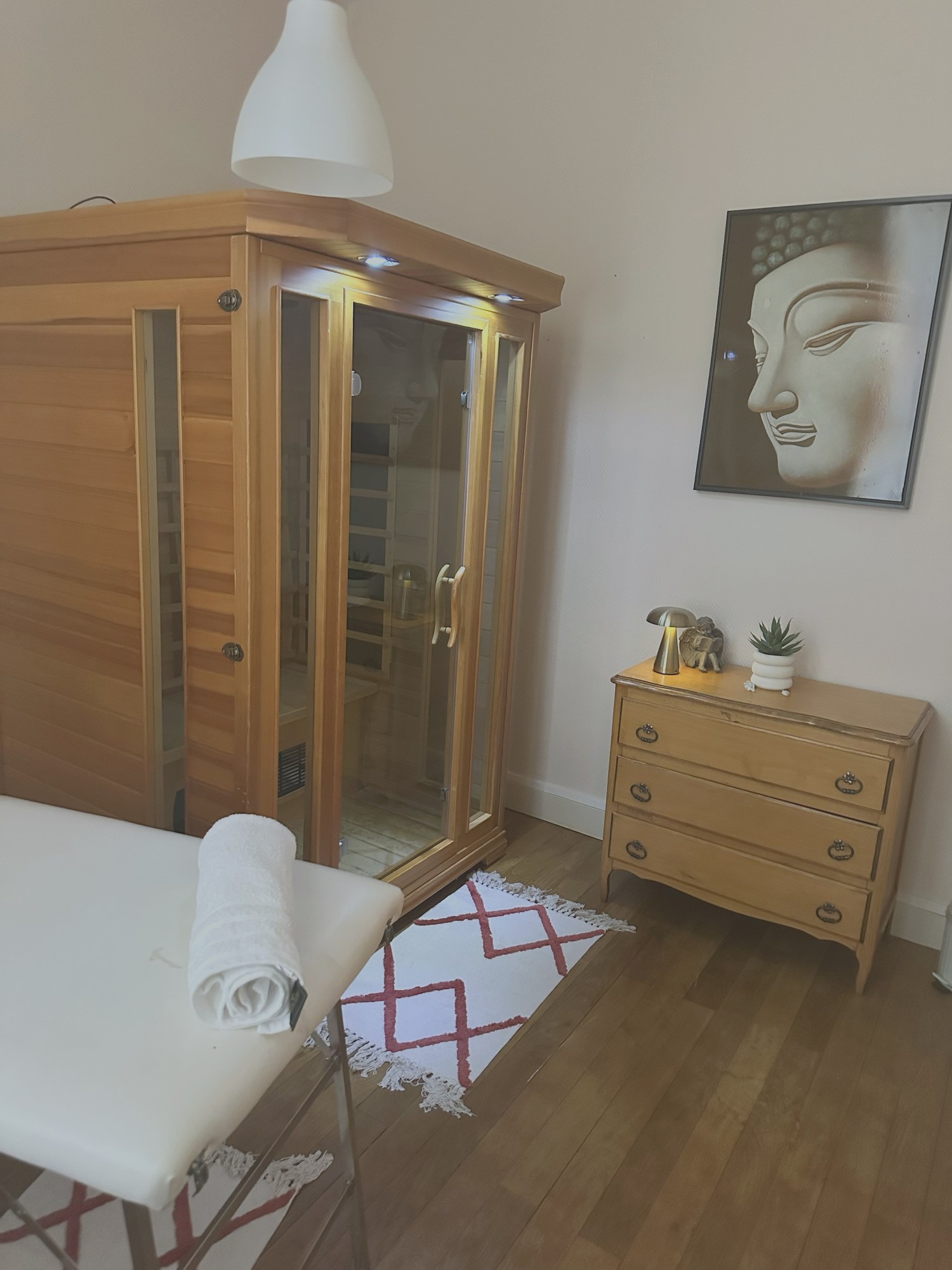 Sauna infrarouge en bois avec table de soin dans l'espace bien-être de KVS Concept à Écommoy