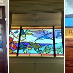 Vitraux signés Échivard à Écommoy : portes vitrées à motifs de fleurs, verrière aux oiseaux bleus et signature, maison d'hôtes KVS Concept